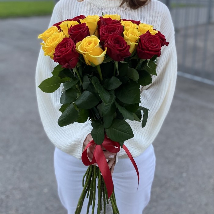 25 красных и желтых роз 60 см